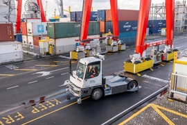 Live tests van autonome terminaltrekker in drukke containerterminal